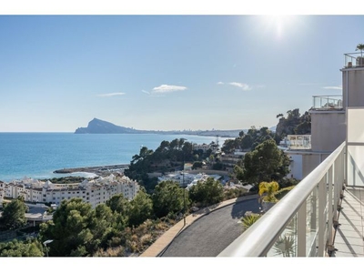 Apartamento en un edificio moderno con terraza enorme y vistas al mar panorámicas