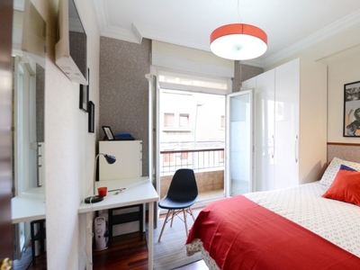 Bonita habitación en piso de 4 habitaciones en Bilbao