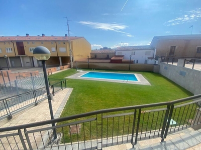 Dúplex en alquiler en Cogollos de 1 habitación con piscina y muebles