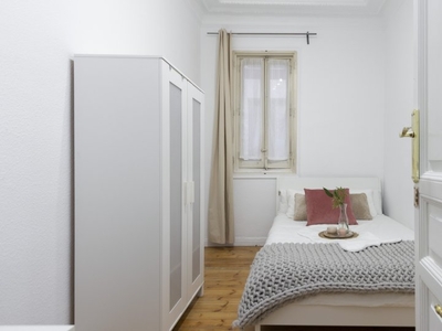 Habitación amueblada en piso compartido en Gran Via, Madrid