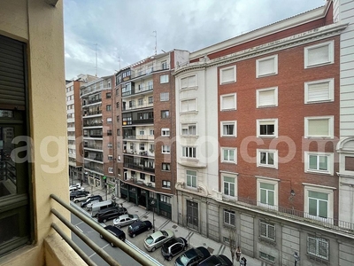 Piso en alquiler en Centro - Valladolid de 5 habitaciones con terraza y calefacción