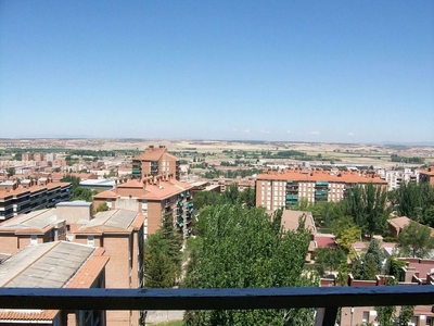 Piso en alquiler en Constitución-El Balconcillo de 2 habitaciones con terraza y garaje