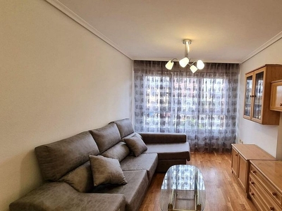 Piso en alquiler en Cuatro Vientos de 2 habitaciones con piscina y jardín