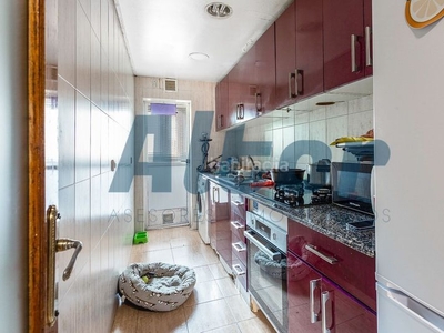 Piso en venta , con 110 m2, 4 habitaciones y 2 baños y calefacción individual gas. en Madrid