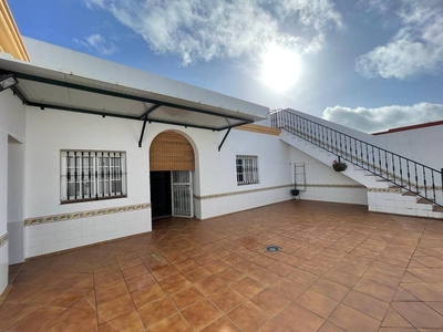 Venta Casa rústica en Calle del Guirri Chiclana de la Frontera. Buen estado 200 m²
