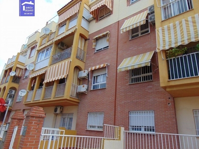 Venta de piso en Gójar de 3 habitaciones con terraza y garaje