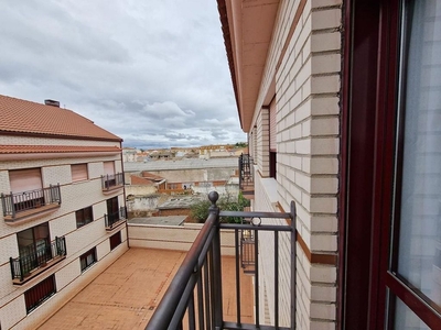 Venta de piso en Horcajo de Santiago de 3 habitaciones con terraza y balcón