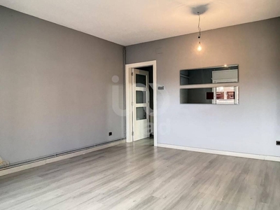 Venta Piso Badalona. Piso de cuatro habitaciones Buen estado segunda planta