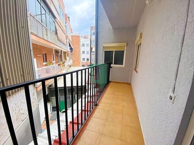 Venta Piso Badalona. Piso de cuatro habitaciones en Avinguda de Roma. Primera planta con balcón