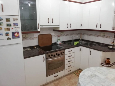 Venta Piso Badalona. Piso de tres habitaciones en Calle HIPOLITO LAZARO. Buen estado quinta planta con balcón