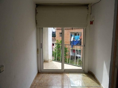 Venta Piso Badalona. Piso de tres habitaciones en Calle Miquel del Prat. A reformar cuarta planta con balcón