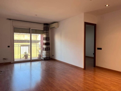 Venta Piso Badalona. Piso de tres habitaciones en Calle Sant Bru. Buen estado segunda planta con balcón