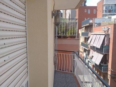 Venta Piso Badalona. Piso de tres habitaciones en Carrer Sant Cebria. A reformar segunda planta con balcón