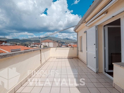 Venta Piso Caldes de Montbui. Piso de tres habitaciones en montserrat roig. Cuarta planta con terraza