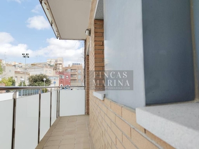 Venta Piso Cornellà de Llobregat. Piso de tres habitaciones en Passatge Josep Fiter. Primera planta con balcón