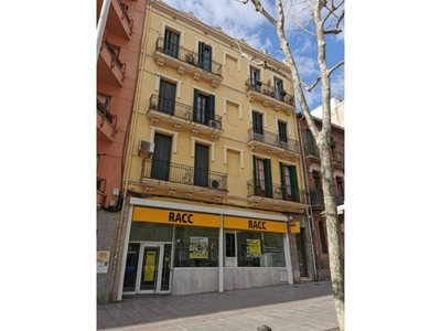 Venta Piso Cornellà de Llobregat. Piso de tres habitaciones en Rambla Josep Anselm Clavé. A reformar segunda planta con balcón
