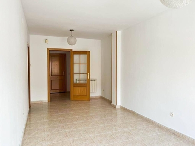 Venta Piso Esparreguera. Piso de tres habitaciones Segunda planta con balcón