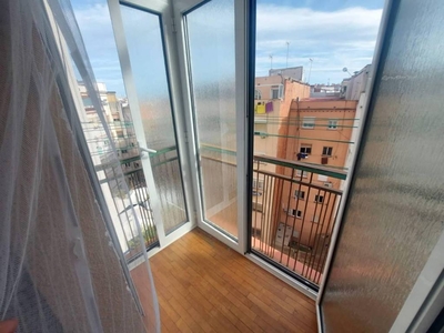 Venta Piso Esplugues de Llobregat. Piso de cuatro habitaciones en Calle Jacinto Benavente. Buen estado cuarta planta con balcón