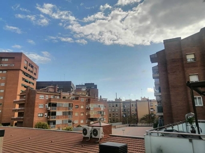 Venta Piso Esplugues de Llobregat. Piso de tres habitaciones en Calle Francesc Layret. Buen estado primera planta con balcón