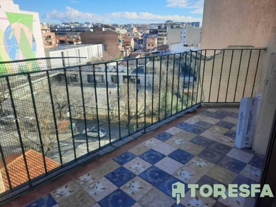 Venta Piso Granollers. Piso de cuatro habitaciones en Calle Roger De Flor. A reformar sexta planta con balcón