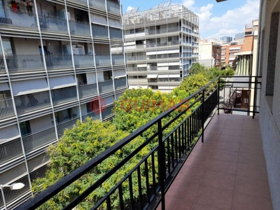 Venta Piso L'Hospitalet de Llobregat. Piso de dos habitaciones en Pau Casals. Tercera planta con balcón