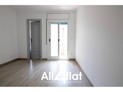 Venta Piso L'Hospitalet de Llobregat. Piso de tres habitaciones en Calle Alegria. Buen estado segunda planta con balcón