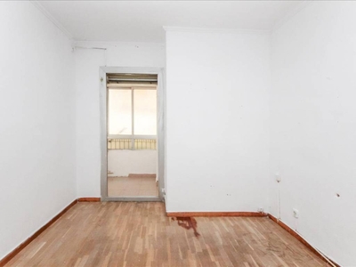 Venta Piso L'Hospitalet de Llobregat. Piso de tres habitaciones en Calle Graner. Segunda planta con terraza