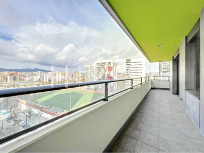 Venta Piso L'Hospitalet de Llobregat. Piso de tres habitaciones en Calle Herrero. Buen estado séptima planta con terraza