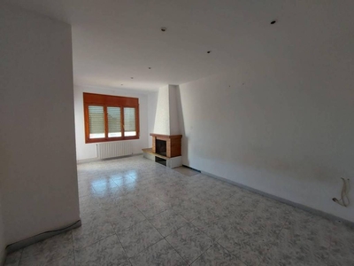 Venta Piso Manlleu. Piso de tres habitaciones en Calle Santa Maria de Corcó. Buen estado tercera planta con balcón