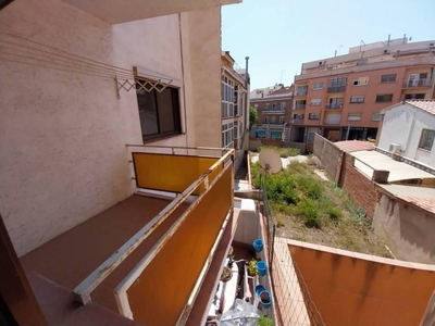 Venta Piso Ripollet. Piso de tres habitaciones en Calle Sant Antonio. A reformar primera planta con balcón