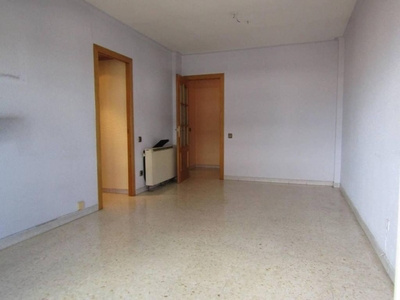 Venta Piso Roda de Ter. Piso de tres habitaciones en Avenida Diputacio. Buen estado segunda planta con terraza