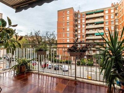Venta Piso Sabadell. Piso de cuatro habitaciones en via Aurelia. Segunda planta con balcón