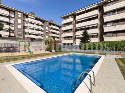 Venta Piso Sabadell. Piso de tres habitaciones en Calle Milena Jesenska. Buen estado