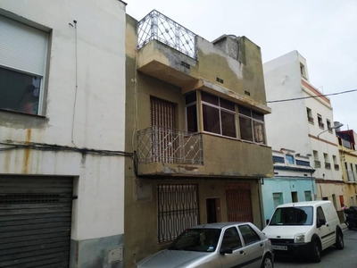 Venta Piso Vilanova i la Geltrú. Piso de tres habitaciones en Badajoz. Primera planta