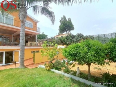 Villa con piscina y jardín en Costa Cunit