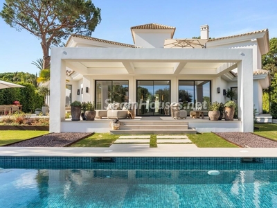 Villa en venta en Los Monteros, Marbella