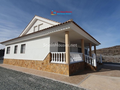 Villa independiente en venta en Lorca