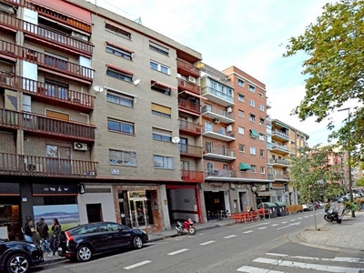 Alquiler de piso en calle Del Puente del Virrey de 4 habitaciones con garaje y aire acondicionado