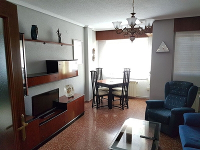 Alquiler de piso en Hermanos Falcó - Sepulcro Bolera de 4 habitaciones con muebles y balcón
