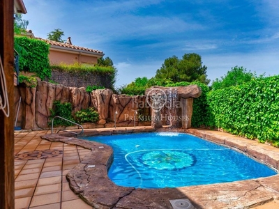 Casa chalet independiente a cuatro vientos con piscina privada en Sant Pere de Ribes