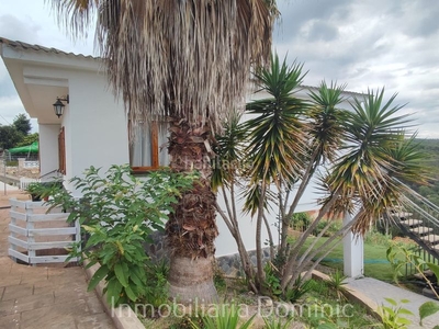 Chalet en carrer gironès 1009 bonita casa con vivienda en una planta y
garaje abierto en planta inferior. en Maçanet de la Selva