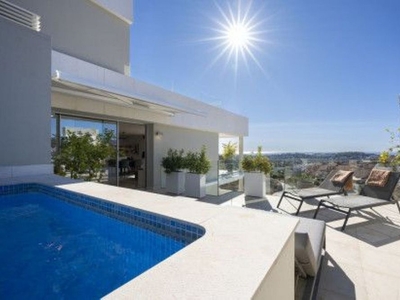 Dúplex en alquiler en Nueva Andalucía centro de 3 habitaciones con terraza y piscina