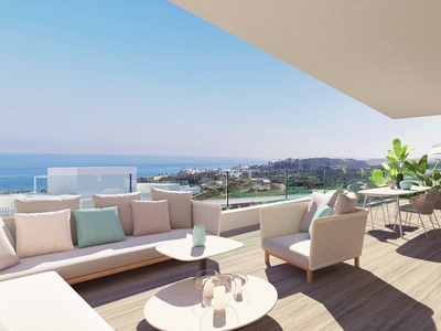 Estupendo apartamento en bajos con jardín y vistas al mar en venta en Estepona. Málaga