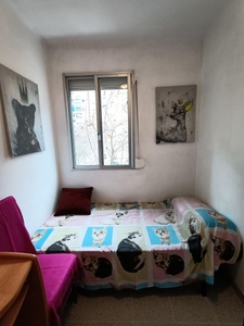 Habitaciones en C/ boix, Cornellà de Llobregat por 400€ al mes