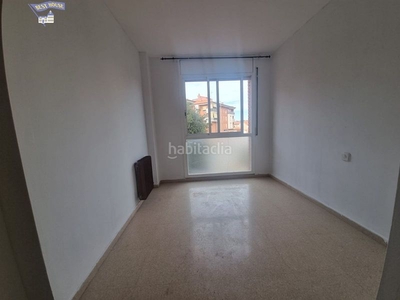 Piso alquiler solo con opcion a compra piso de 4 habitaciones 2 baños con terraza en els pedrisos en Castellar del Vallès