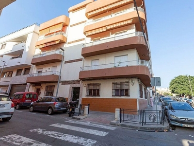 Piso en venta en Melilla de 4 habitaciones con terraza