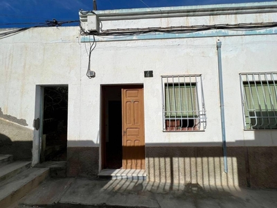 Venta Casa adosada en Calle Carretero Almería. A reformar 120 m²