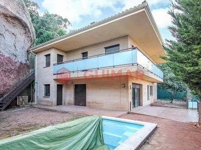 Venta Casa unifamiliar en Vint-i-quatre Torrelles de Llobregat. Con terraza 325 m²