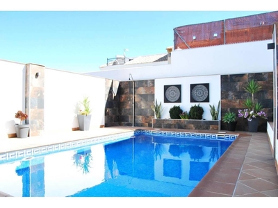 Venta Casa unifamiliar Loja. Con balcón 160 m²