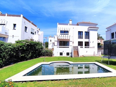 Chalet en venta en La Concha - Resina Golf, Estepona, Málaga